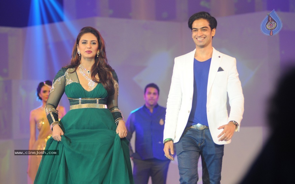 Top Bolly Celebs at IBJA Fashion Show - 114 / 207 photos