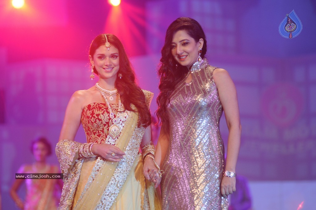 Top Bolly Celebs at IBJA Fashion Show - 117 / 207 photos