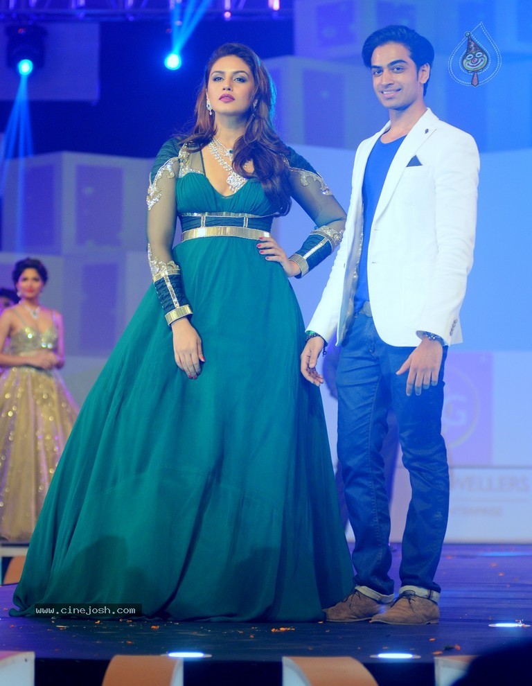 Top Bolly Celebs at IBJA Fashion Show - 120 / 207 photos