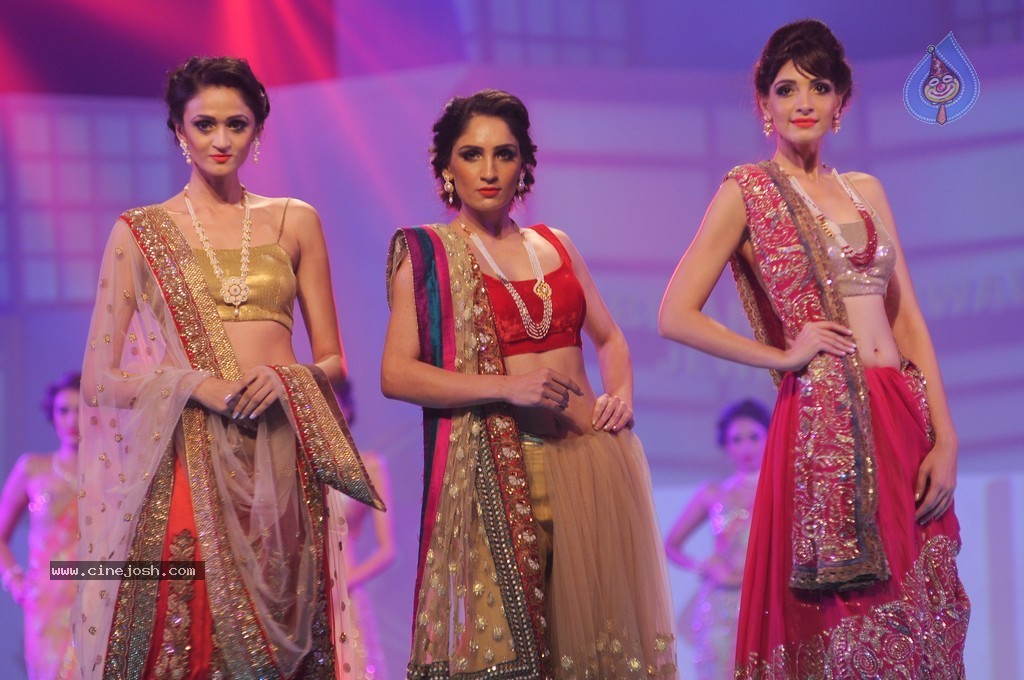 Top Bolly Celebs at IBJA Fashion Show - 132 / 207 photos