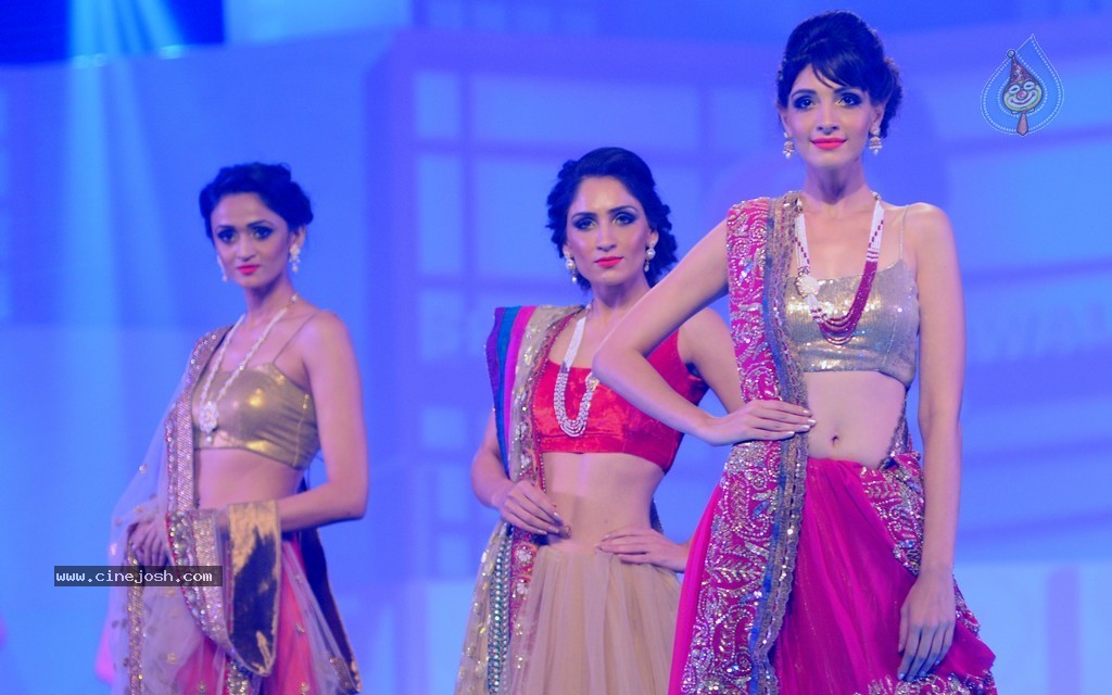 Top Bolly Celebs at IBJA Fashion Show - 134 / 207 photos