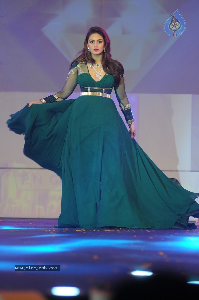 Top Bolly Celebs at IBJA Fashion Show - 172 / 207 photos