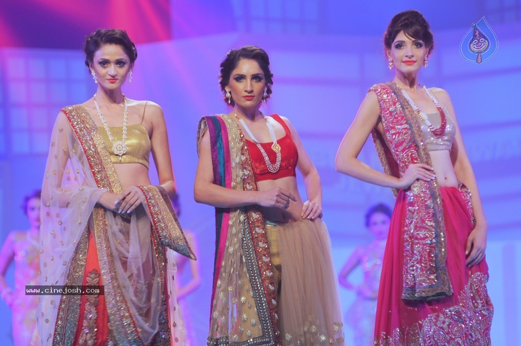 Top Bolly Celebs at IBJA Fashion Show - 178 / 207 photos