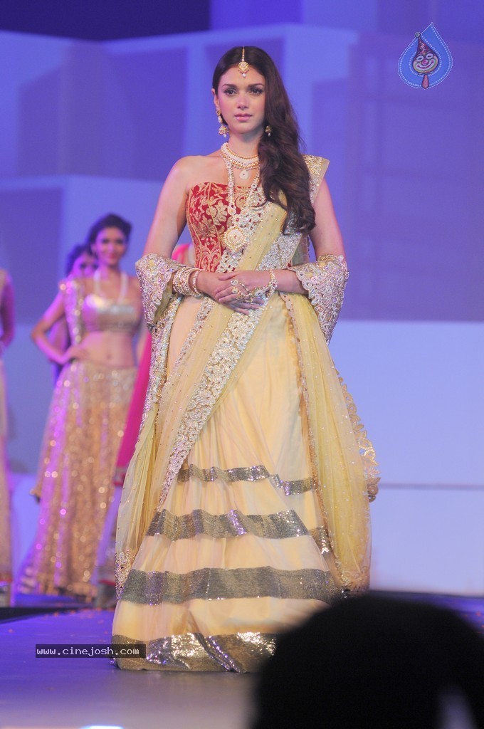 Top Bolly Celebs at IBJA Fashion Show - 179 / 207 photos