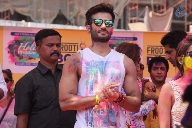 TV Celebrities at BCL Holi 2016 - 12 / 49 photos