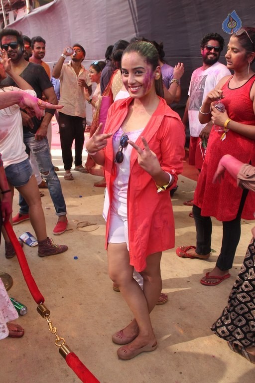 TV Celebrities at BCL Holi 2016 - 40 / 49 photos