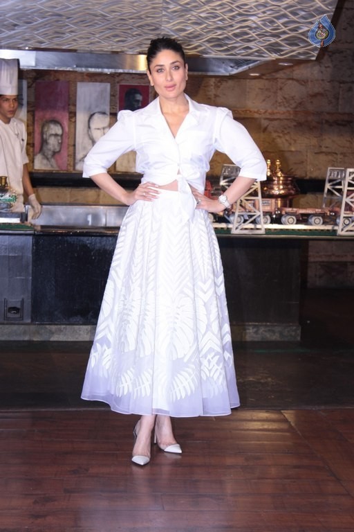 Kareena Kapoor wears 32 kg lehenga for a song in 'Ki and Ka' Hindi Movie,  Music Reviews and News