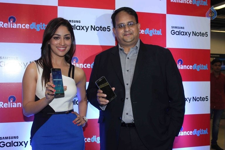 Yami Gautam Launches Samsung Galaxy Note 5 - 15 / 21 photos