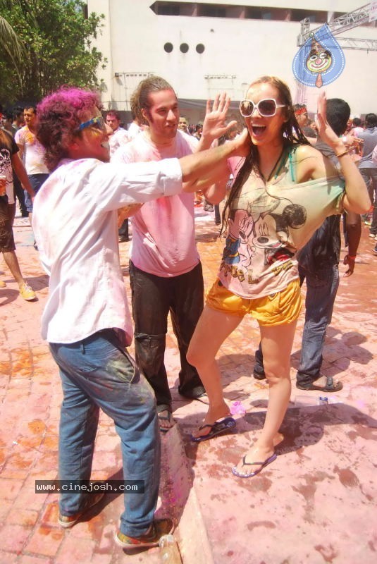 Zoom Holi Party 2011 - 19 / 148 photos