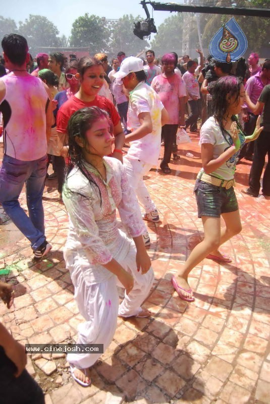 Zoom Holi Party 2011 - 40 / 148 photos