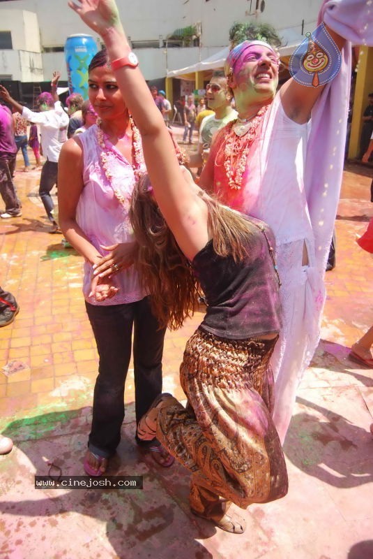 Zoom Holi Party 2011 - 99 / 148 photos