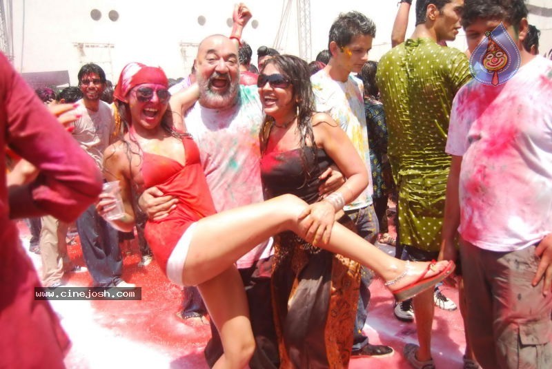 Zoom Holi Party 2011 - 107 / 148 photos