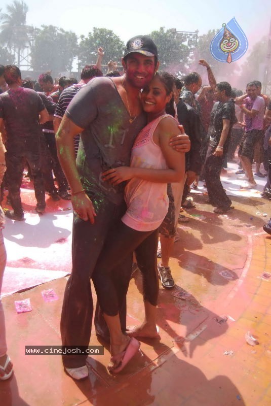 Zoom Holi Party 2011 - 124 / 148 photos