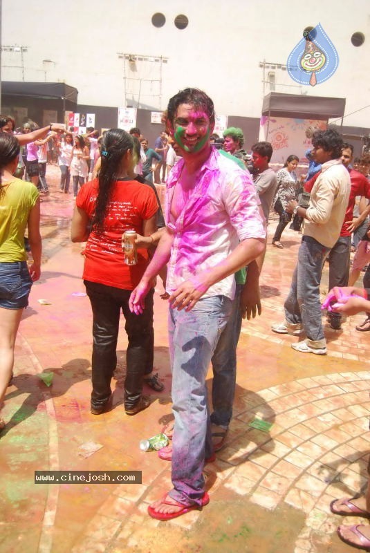 Zoom Holi Party 2011 - 125 / 148 photos