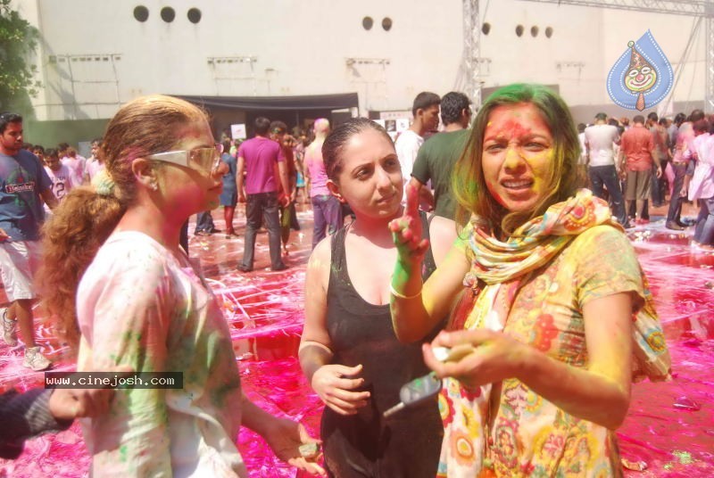 Zoom Holi Party 2011 - 132 / 148 photos