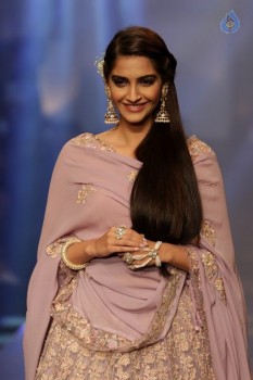 Bolly Celebs at IIJW 2015 Grand Finale Photos - 64 of 86