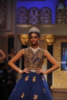 Bolly Celebs at IIJW 2015 Grand Finale Photos - 21 of 86