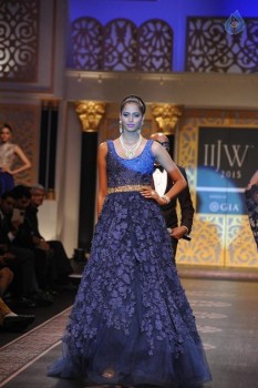 Bolly Celebs at IIJW 2015 Grand Finale Photos - 36 of 86