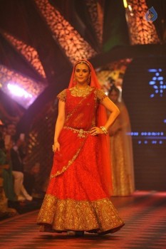 Bolly Celebs at IIJW 2015 Grand Finale Photos - 68 of 86