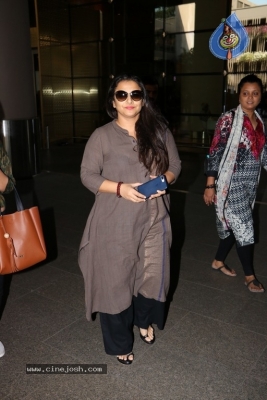 Bollywood Actresses Spotted at Airport - 22 of 38