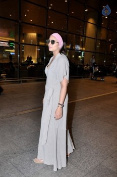 Celebrities at Mumbai Airport - 28 of 34