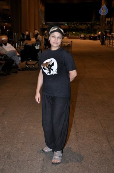 Celebrities at Mumbai Airport - 30 of 34