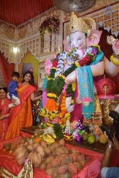 Shilpa Shetty Family at Andheri Cha Raja - 2 of 23