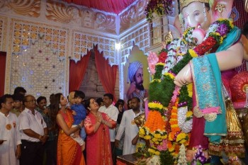 Shilpa Shetty Family at Andheri Cha Raja - 11 of 23