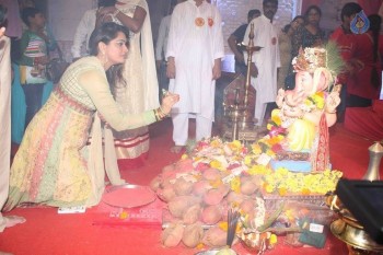 Shilpa Shetty Family at Andheri Cha Raja - 20 of 23