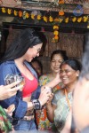 Veena Malik Visits Kamathipura - 15 of 17