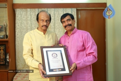 Chiranjeevi  Praises Guinness Record Winner Ramana Murthy - 2 of 21