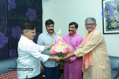 Chiranjeevi  Praises Guinness Record Winner Ramana Murthy - 8 of 21