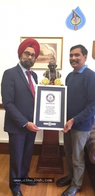 Chiranjeevi  Praises Guinness Record Winner Ramana Murthy - 10 of 21
