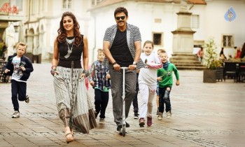 Babu Bangaram New Pics