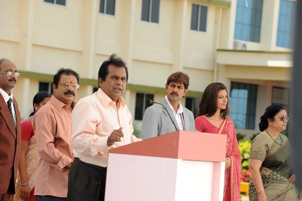 Pravarakyudu still - 90 / 137 photos