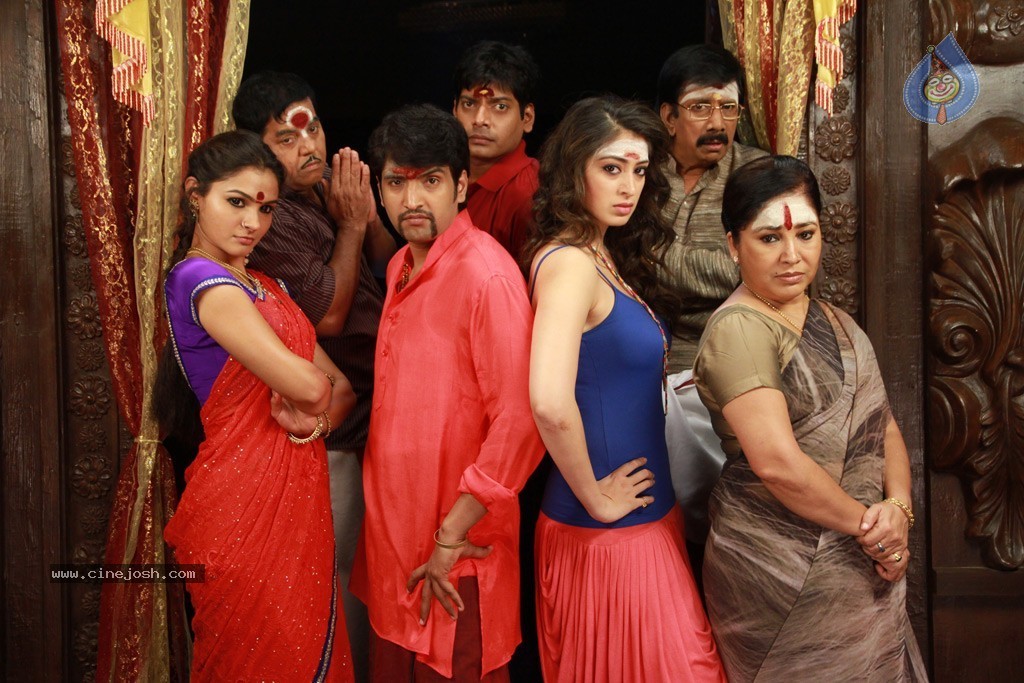 Aranmanai Tamil Movie Stills - 23 / 32 photos
