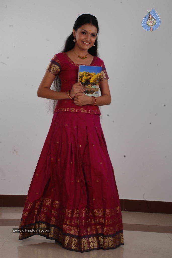 Arundhati Vettai Tamil Movie Stills - 7 / 48 photos