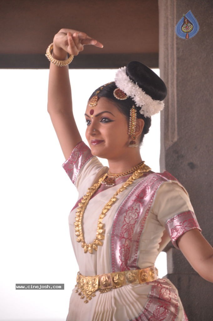 Arundhati Vettai Tamil Movie Stills - 9 / 48 photos