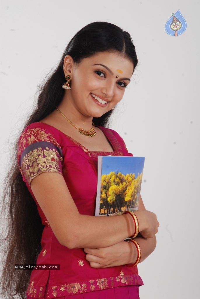 Arundhati Vettai Tamil Movie Stills - 25 / 48 photos