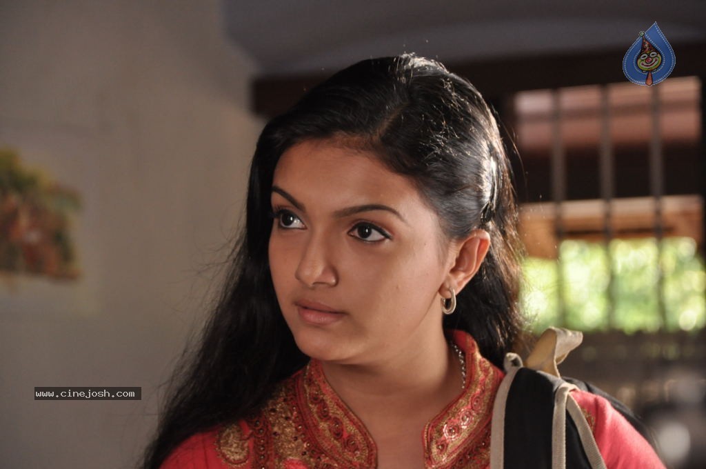 Arundhati Vettai Tamil Movie Stills - 28 / 48 photos