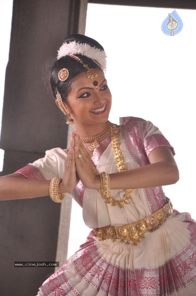 Arundhati Vettai Tamil Movie Stills - 30 / 48 photos