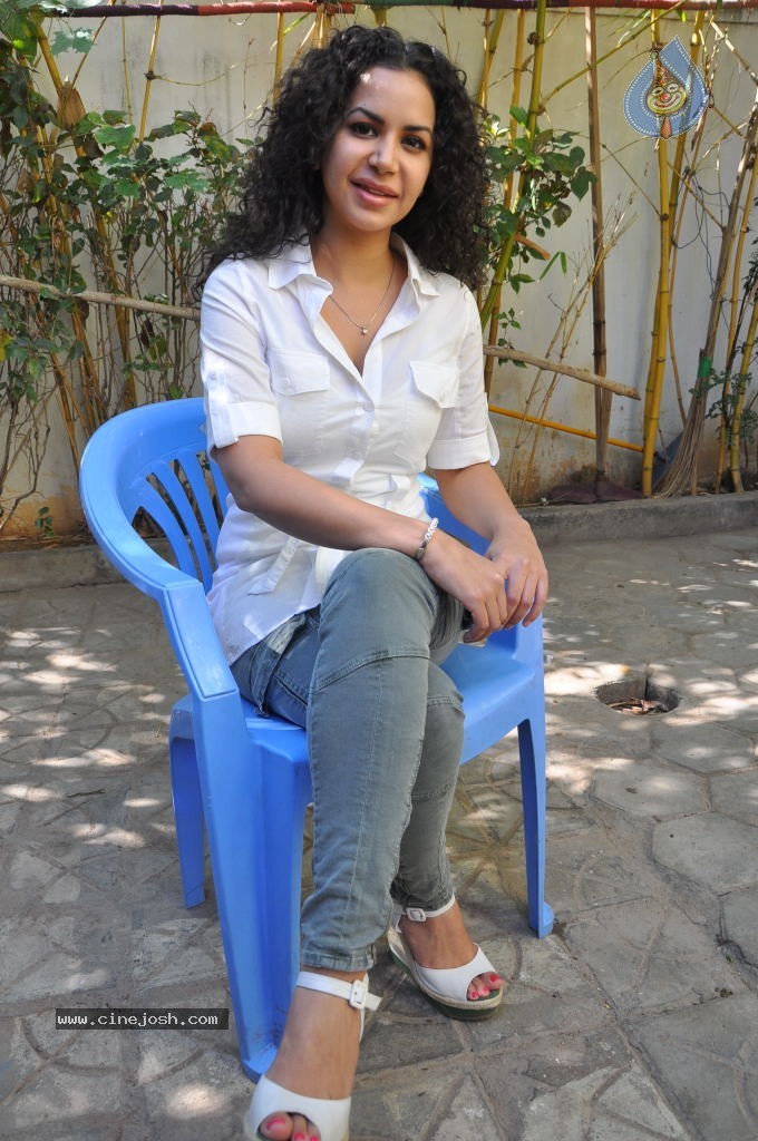 Ayesha Stills - 92 / 146 photos