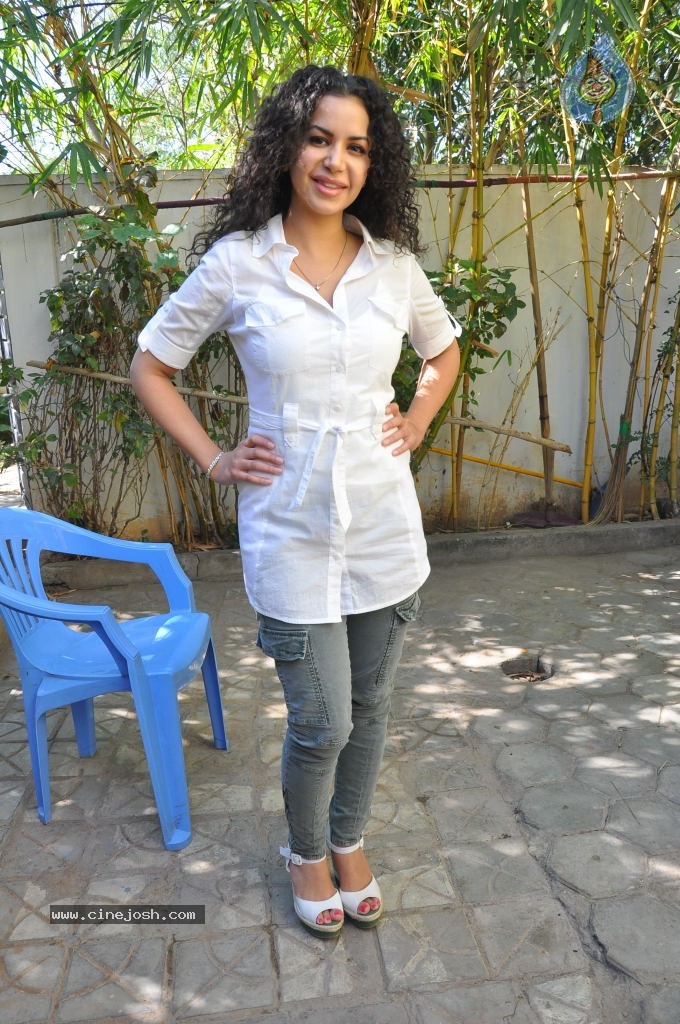 Ayesha Stills - 126 / 146 photos