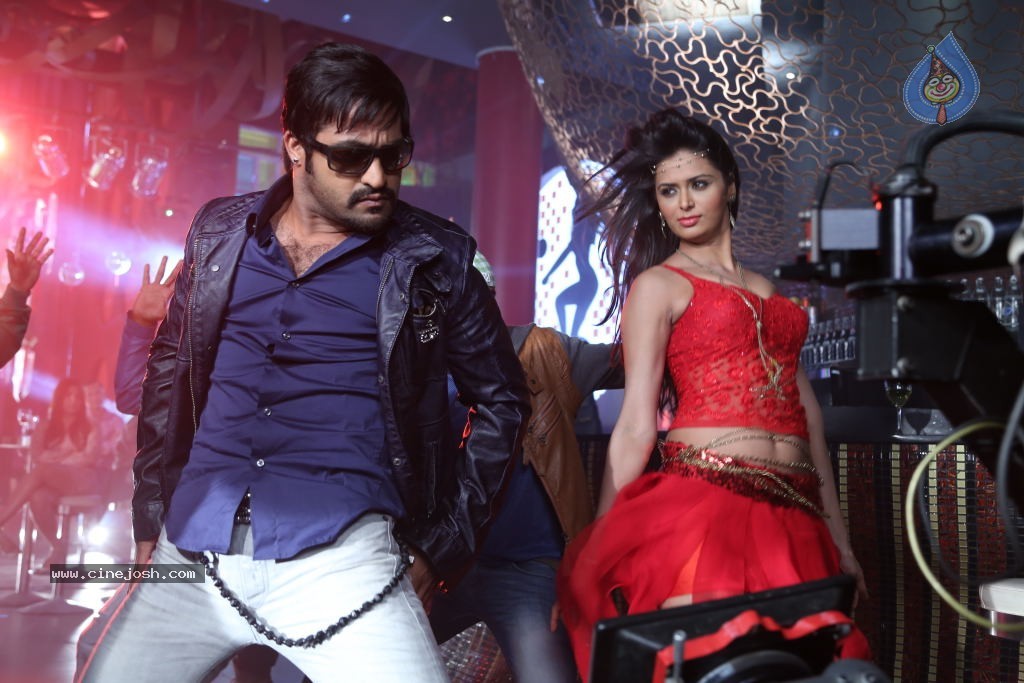 Baadshah New Stills - 12 / 64 photos