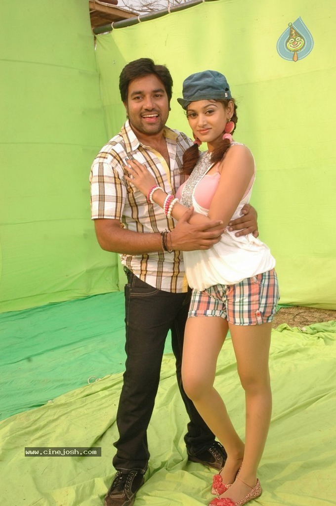 Kalakalappu Tamil Movie Stills - 17 / 42 photos