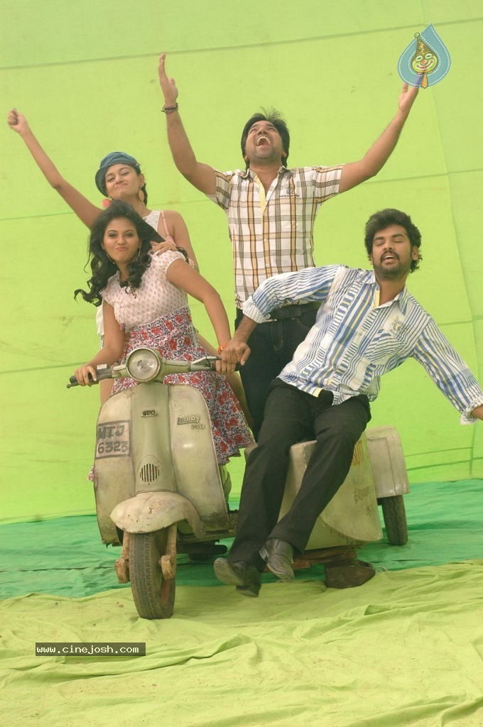 Kalakalappu Tamil Movie Stills - 30 / 42 photos