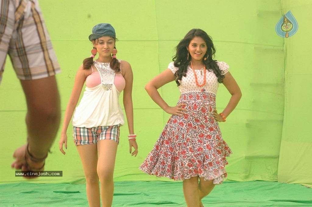 Kalakalappu Tamil Movie Stills - 31 / 42 photos