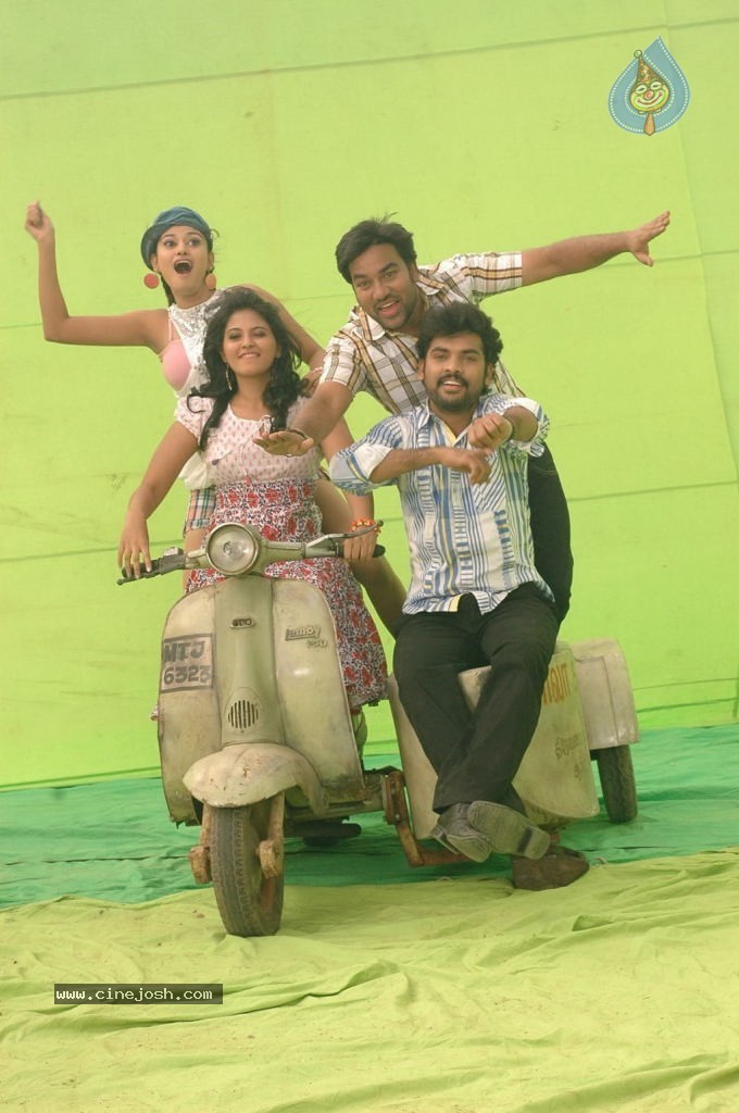 Kalakalappu Tamil Movie Stills - 35 / 42 photos