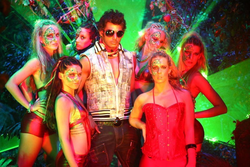 Vishal with three hot beauties in 'Khiladi' - 12 / 28 photos