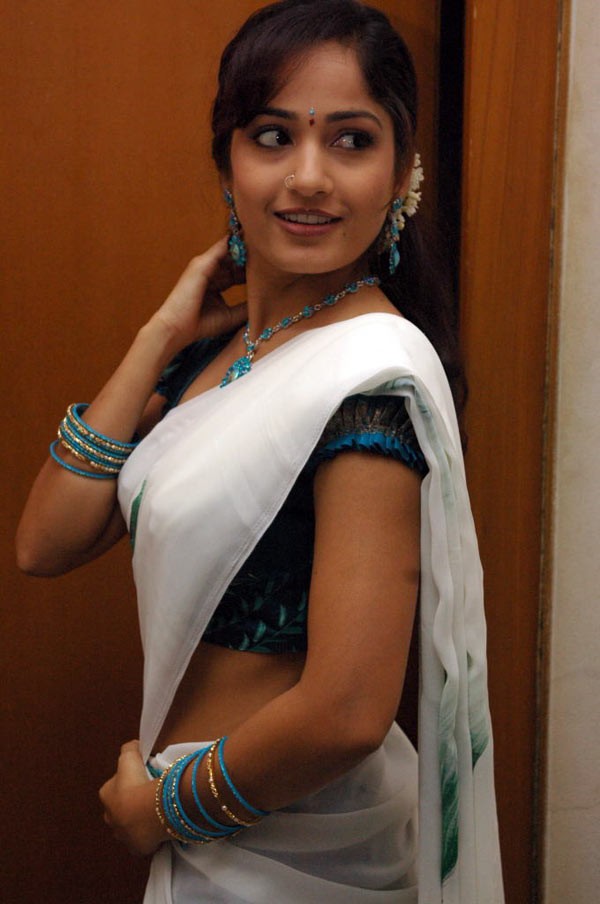 Madhavi Latha  - 16 / 21 photos